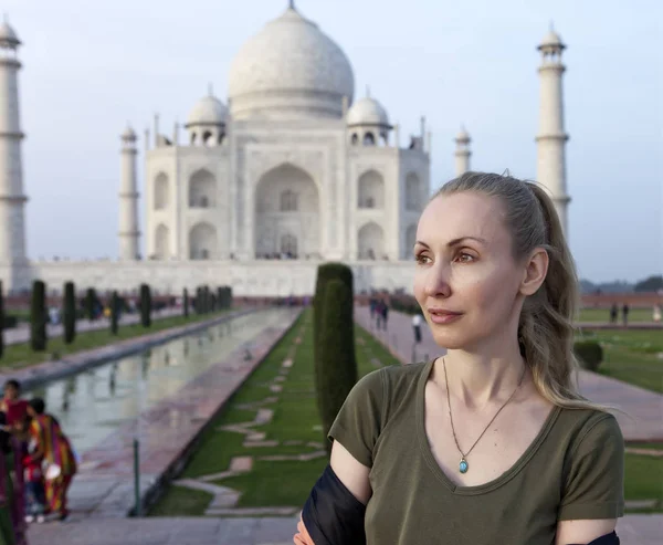 Europékvinna Turisten Bakgrunden Taj Mahal — Stockfoto