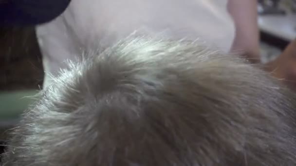 男の髪型の髪 美容院の髪型のクローズ アップ — ストック動画