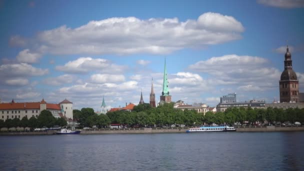 Panoramatický Celkový Pohled Prostřednictvím Daugava River Riga Lotyšsko — Stock video