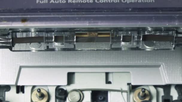 オーディオ カセット テープには テープ レコーダーの録音を使用します プレーヤーで再生 空白の白いラベルにヴィンテージ音楽カセット — ストック動画