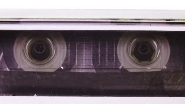 オーディオ カセット テープには テープ レコーダーの録音を使用します プレーヤーで再生 空白の白いラベルにヴィンテージ音楽カセット — ストック動画