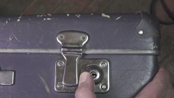 ビンテージの黒いスーツケース ロックのクローズ アップ — ストック動画