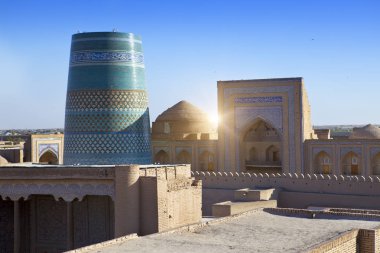Havadan görünümü tarihi şehirden ve yarım kalmış Minare Kalta küçük sokaklarında. Özbekistan. Khiv