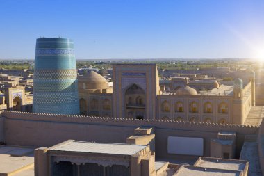 Havadan görünümü tarihi şehirden ve yarım kalmış Minare Kalta küçük sokaklarında. Özbekistan. Khiv