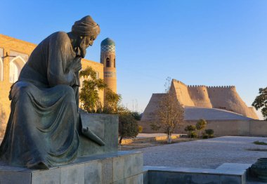 Özbekistan. Khiva. Muhammed ibn Musa al-Kwarizmi 'nin heykeli - 783 yılında Khiva' da doğan ünlü bilim adamı. Algoritma terimi bize hala onu hatırlatıyor çünkü adı Latince 'de Algoritmi olarak geçiyor..