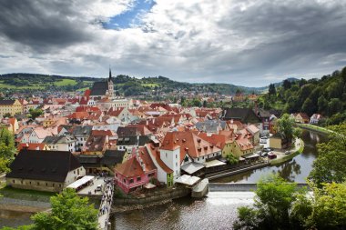 Cesky Krumlov Kalesi ve antik tarihi evleri ve gökyüzü ile fırtınalı bulutlar, Çek Cumhuriyeti