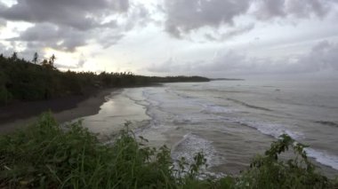 Deniz, taşlar ve plaja Balian Beach.Bali Endonezya alanında görünümünü