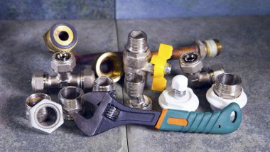 Su Boru ekleme parçaları ve ayarlanabilir anahtarı