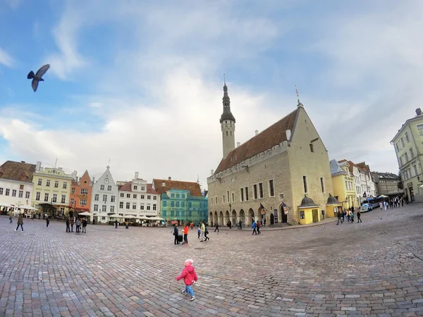 Tallin Estonia Września 2015 Tłum Turystów Odwiedź Ratusz Placu Starym — Zdjęcie stockowe
