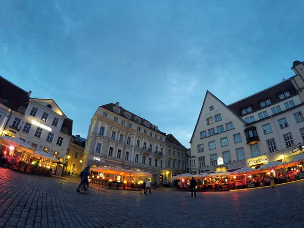 Tallin Estonia Września 2015 Tłum Turystów Odwiedź Ratusz Wieczorem — Zdjęcie stockowe