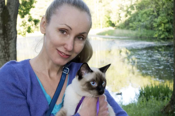 Mujer Sosteniendo Gato Joven Sus Brazos Parque Verano — Foto de Stock