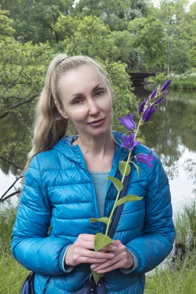 Jovem Mulher Com Flores Sino Selvagem Pelo Lago — Fotografia de Stock