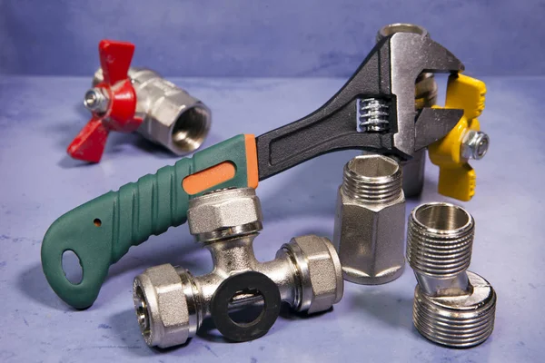 Su Boru ekleme parçaları ve ayarlanabilir anahtarı