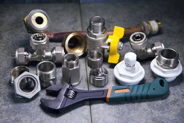 Su Boru ekleme parçaları ve ayarlanabilir anahtarı