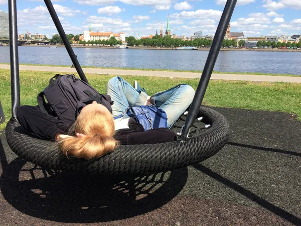 Una Mujer Está Descansando Parque Columpio Con Vistas Río Daugava — Foto de Stock