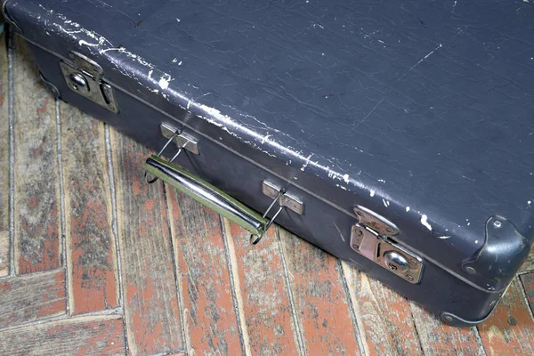 Old Shabby Suitcase Wooden Floo — Stock Photo, Image