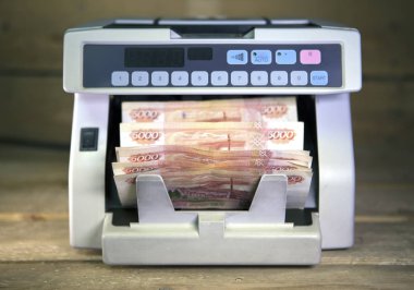 Elektronik para sayma makinesi Rus beşbin rublelik banknotlarını sayıyor.