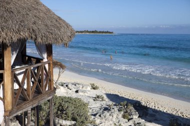Cayo Largo Adası, Küba Karayip Denizi ve şemsiyeler kumsalları