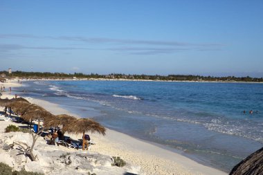 Cayo Largo Adası, Küba Karayip Denizi ve şemsiyeler kumsalları