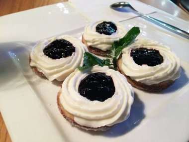 krema ve reçel ile lor krep, cheesecake,