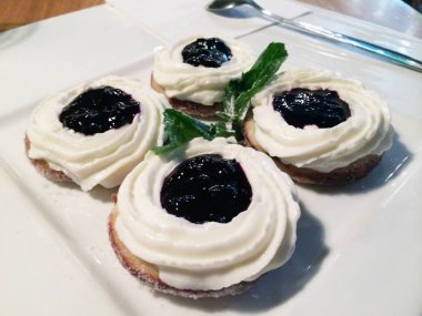 krema ve reçel ile lor krep, cheesecake,