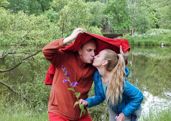 Άνθρωπος Και Γυναίκα Κρύβονται Από Βροχή Και Φιλιά Στη Λίμνη — Φωτογραφία Αρχείου