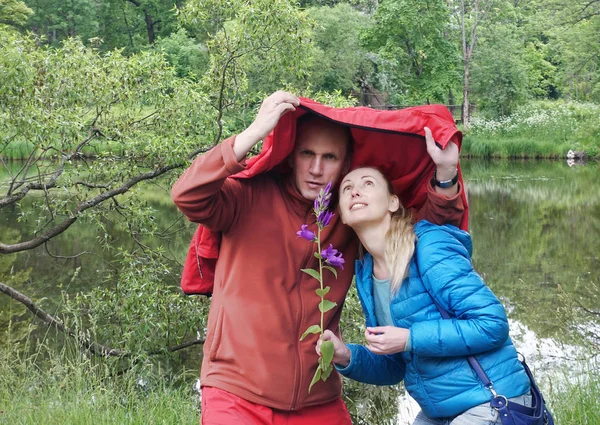 Mann Und Frau Verstecken Sich Vor Dem Regen See — Stockfoto