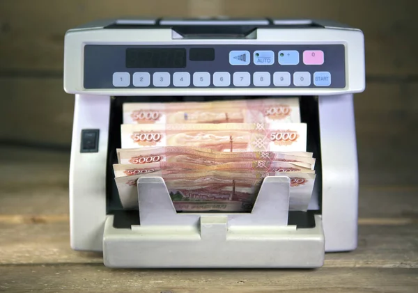 Elektroniczny Licznik Pieniędzy Liczy Rosyjskie Banknoty Pięciotysięczne Rubla — Zdjęcie stockowe