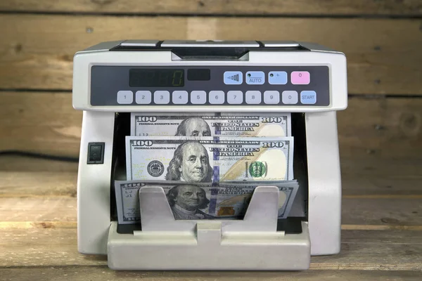Pieniądz Elektroniczny Licznik Maszyna Jest Liczenie Liczy Amerykański Sto Dolarów — Zdjęcie stockowe