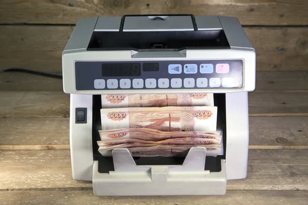 Contador Dinero Electrónico Máquina Está Contando Los Billetes Cinco Mil — Foto de Stock