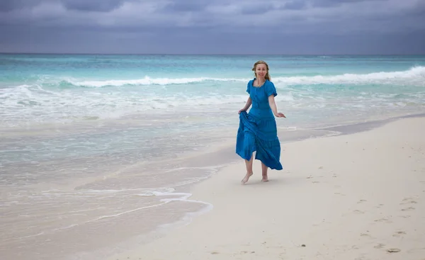 Kvinnan Lång Blå Klänning Går Havskusten Cayo Largo Island Kuba — Stockfoto