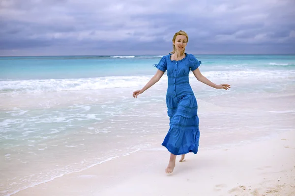Kvinnan Lång Blå Klänning Går Havskusten Cayo Largo Island Kuba — Stockfoto
