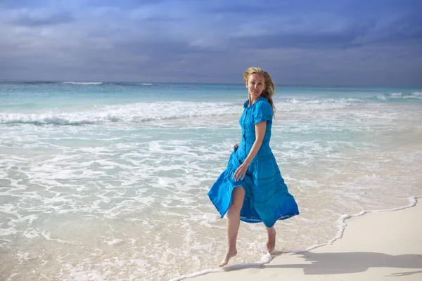 Mulher Vestido Azul Longo Vai Costa Mar Cayo Largo Ilha — Fotografia de Stock