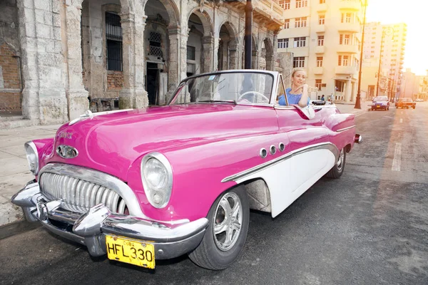 Belle Femme Volant Une Vieille Voiture Rétro Américaine 50E Années — Photo