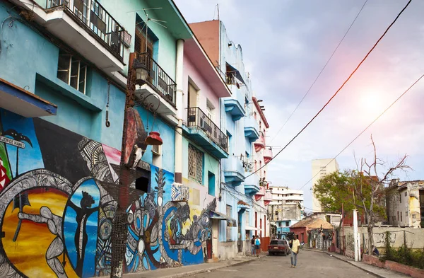Havana Cuba Janeiro 2013 Casas Antigas Brilhantes Nas Ruas Old — Fotografia de Stock