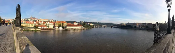 Puente Charles Edificios Terraplén Praga Checo — Foto de Stock