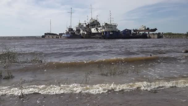 Das Fischerdorf am Ufer der Nordsee, alte Fischerboote und Holzhäuser, Russland, Finnischer Golf, Zeitlupe — Stockvideo