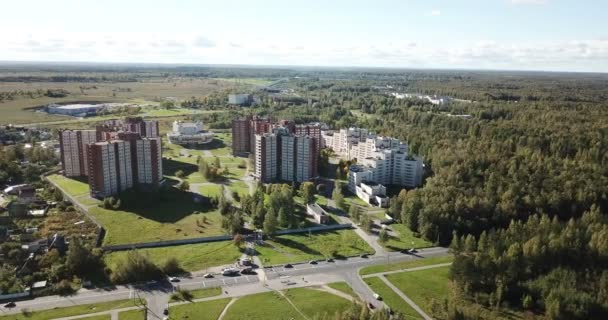 Vista desde el dron en el campus, albergue universitario de la Universidad Estatal de San Petersburgo en Peterhof — Vídeos de Stock