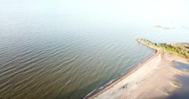 Kumlu plaj ve Finlandiya Körfezi kıyısında drone görünüm, ufukta St Petersburg bölgeleri