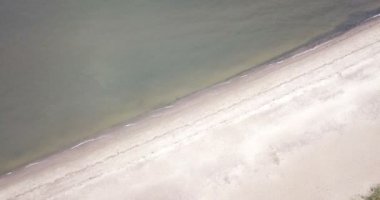 Kumlu plaj ve Finlandiya Körfezi kıyısında drone görünüm, ufukta St Petersburg bölgeleri