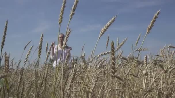 Giovane Donna Snella Con Capelli Lunghi Biondi Camicia Bianca Jeans — Video Stock