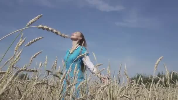 Uzun Sarı Saçlar Mavi Bir Elbise Olan Mutlu Ince Kadın — Stok video