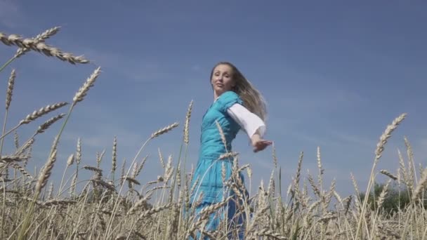 Feliz Jovem Esbelta Mulher Com Longo Cabelo Claro Vestido Azul — Vídeo de Stock