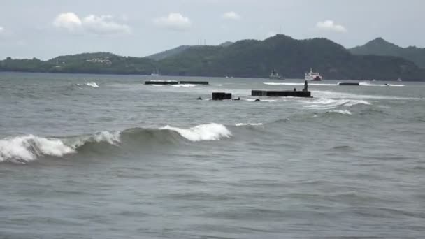 A costa do mar tropical em dia ensolarado, Ondas correm na costa com pedras pretas — Vídeo de Stock