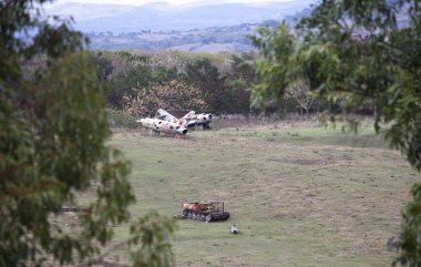 Eski savaş uçakları sahada paslanıyor. Küba