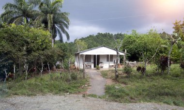 Küba'da kırsal kesimde eski ev.