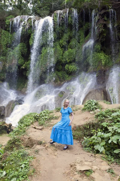 Kobieta Długiej Sukni Pobliżu Wodospadów Soroa Pinar Del Rio Kuba — Zdjęcie stockowe
