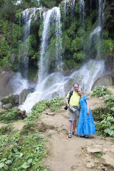Mann Und Frau Der Nähe Von Wasserfällen Soroa Pinar Del — Stockfoto