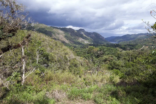 Küba. Tropikal vegetatio ile kaplı tepeler