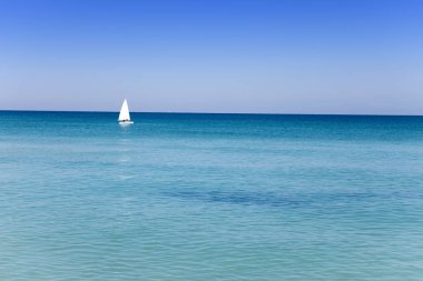 Ufukta mavi denizde yelkenli tekne. Küba